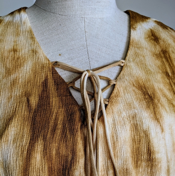 Moon River Blouse V-Neck Lace Up Tie Dye Long Sleeve Bell Cuffs Camel M NWT - Picture 5 of 15